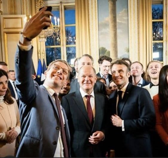Jonathan Spindler (Bac 2012) fait son selfie à l’Élysée, avec Emmanuel Macron et Olaf Scholz.