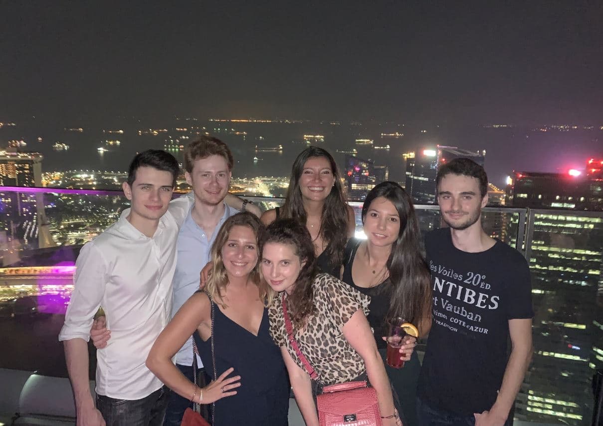 Mona, Florie, Victoria, Line, les Antoine et Aurélien, retrouvailles sur un rooftop de Singapour